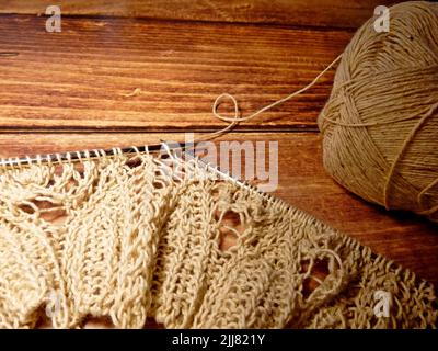 Durchbrochene Tischdecke beim Stricken Stockfoto