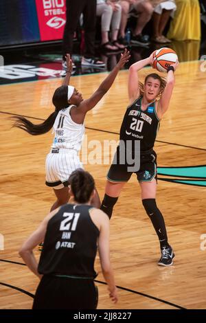 New York, USA. 23.. Juli 2022. Sabrina Ionescu (R) von New York Liberty übergibt den Ball während eines WNBA 2022 regulären Saisonmatches zwischen New York Liberty und Chicago Sky in New York, USA, 23. Juli 2022. Quelle: Michael Nagle/Xinhua/Alamy Live News Stockfoto