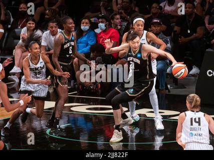 New York, USA. 23.. Juli 2022. Han Xu (C) von New York Liberty greift während eines regulären WNBA 2022-Saisonmatches zwischen New York Liberty und Chicago Sky in New York, USA, am 23. Juli 2022 nach dem Ball. Quelle: Michael Nagle/Xinhua/Alamy Live News Stockfoto