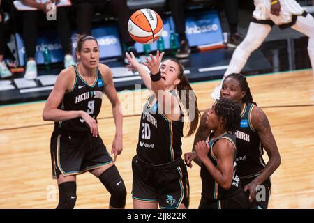 New York, USA. 23.. Juli 2022. Sabrina Ionescu (2. L) von New York Liberty greift während eines WNBA 2022-Spiels in der regulären Saison zwischen New York Liberty und Chicago Sky in New York, USA, am 23. Juli 2022 nach dem Ball. Quelle: Michael Nagle/Xinhua/Alamy Live News Stockfoto