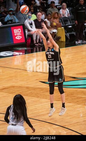 New York, USA. 23.. Juli 2022. Han Xu (R) von New York Liberty dreht während eines WNBA 2022-Spiels in der regulären Saison zwischen New York Liberty und Chicago Sky in New York, USA, 23. Juli 2022. Quelle: Michael Nagle/Xinhua/Alamy Live News Stockfoto