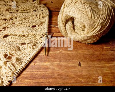 Durchbrochene Tischdecke beim Stricken Stockfoto
