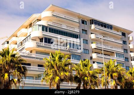 Kapstadt, Südafrika - 12. Mai 2022: Art déco-Apartmentgebäude an der Sea Point Promenade Stockfoto