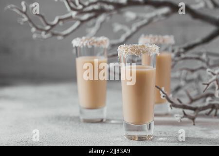 Irischer Creme- oder Kaffeelikör mit Kokosflocken Stockfoto