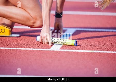 Eugene, USA. 23.. Juli 2022. Leichtathletik: Weltmeisterschaft, 4x400-m-Staffel. Der Taktstock am Start. Quelle: Michael Kappeler/dpa/Alamy Live News Stockfoto