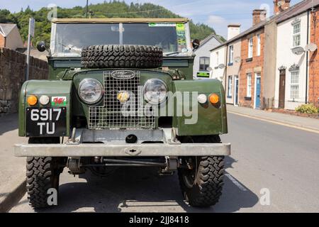 Llangollen Wales vereinigtes Königreich Juli 16 2022 Ein grüner Land Rover der Serie 1951 1, dessen erstes Modell 1947 vom Rover-Ingenieur Maurice Wilks entworfen wurde Stockfoto