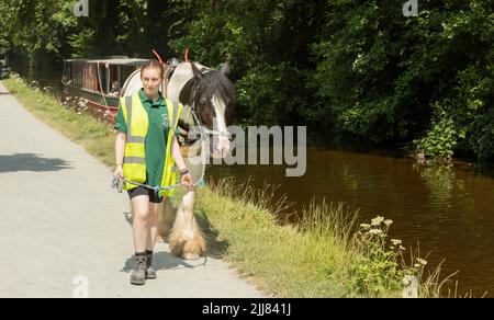 Llangollen Wales vereinigtes Königreich Juli 16 2022 Pferdeschrottboot mit Touristen, die eine Vergnügungsreise entlang des 200 Jahre alten Llangollen Kanals in N Unternehmen Stockfoto