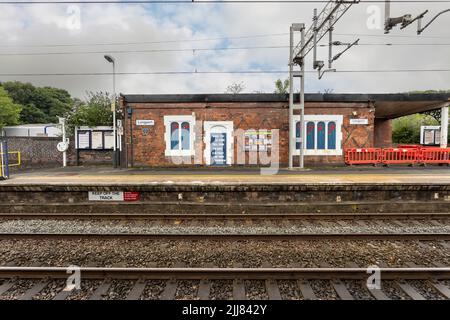 Longport, Stoke on Trent Vereinigtes Königreich Juli 21 2022 leerer britischer Bahnhof und Bahnsteig, keine Menschen Stockfoto