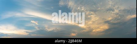 Panorama Wolkenlandschaft von dramatischen blauen Himmel und Wolken in der Dämmerung Stockfoto