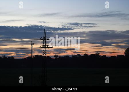 Dämmerungshimmel und Elektrischer Pol beim Sonnenaufgang in Chittagong, Bangladesch. Stockfoto