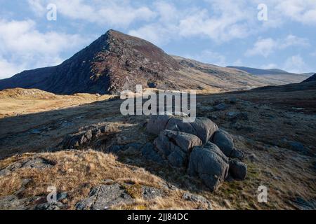 Tryfan Mountain im Snowdonia National Park, Wales am frühen Morgen leichte Felsen im Vordergrund Stockfoto