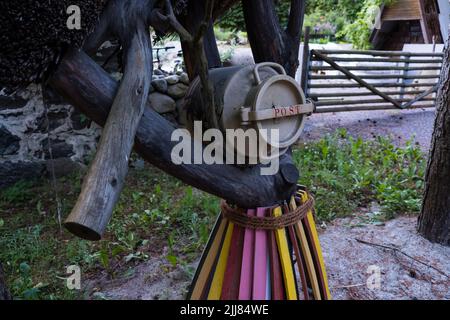 Die alte Milchabwanderung wurde als kreative Mailbox im ländlichen Raum eingerichtet. Postzustellung und Postdienst im ländlichen Konzept. Stockfoto