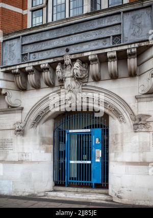 Kunstvoller Eintritt zum Passmore Edwards Sailors Palace (1901), Limehouse, London, jetzt in private Wohnungen umgewandelt Stockfoto