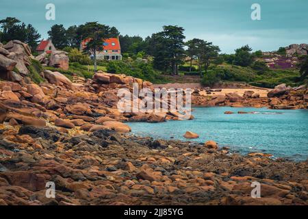 Majestätische Küste mit fantastischen Granitfelsen in der Bretagne. Tolle Ausflugs- und Reiseorte in Ploumanach, Perros Guirec, Frankreich, Europa Stockfoto