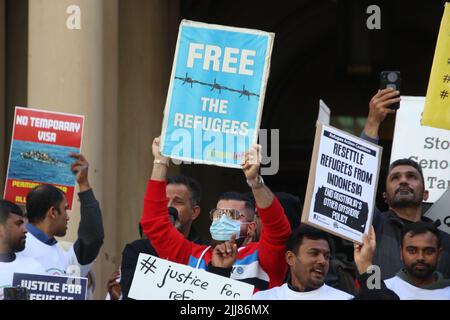 Sydney, Australien. 24.. Juli 2022. Die Refugee Action Coalition (RAC) protestierte, um permanente Visa für alle zu fordern, die Festnahme im Ausland zu beenden, kein Boot umzukehren und aus Indonesien umzusiedeln. Insbesondere die bangladeschischen und die Sri-lankischen Bürger nahmen an dem protestmarsch Teil. Kredit: Richard Milnes/Alamy Live Nachrichten Stockfoto