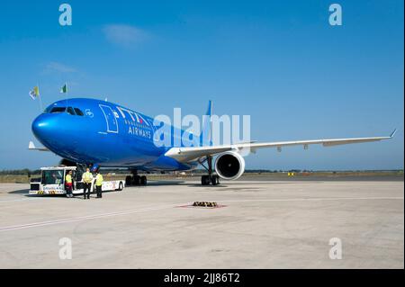 Rom, Italien. 24.. Juli 2022. Italien, Rom, Vatikan, 22/07/24. Das päpstliche Flugzeug fährt vom Flughafen Fiumicino zur Apostolischen Reise nach Kanada.L'aereo papale parte per il viaggio apostolico in Kanada, dall'aeroporto di Fiumicino. Foto von Massimiliano MIGLIORATO/Catholic Press Bildnachweis: Independent Photo Agency/Alamy Live News Stockfoto