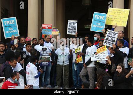 Sydney, Australien. 24.. Juli 2022. Die Refugee Action Coalition (RAC) protestierte, um permanente Visa für alle zu fordern, die Festnahme im Ausland zu beenden, kein Boot umzukehren und aus Indonesien umzusiedeln. Insbesondere die bangladeschischen und die Sri-lankischen Bürger nahmen an dem protestmarsch Teil. Kredit: Richard Milnes/Alamy Live Nachrichten Stockfoto