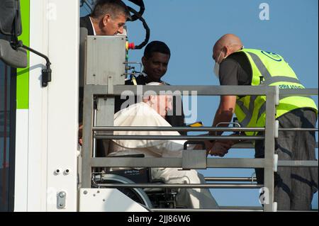 Rom, Italien. 24.. Juli 2022. Italien, Rom, Vatikan, 22/07/24. Papst Franziskus begrüßt im Rollstuhl, flankiert von seinem Butler Sandro Mariotti, einen Arbeitgeber, als er am Flughafen Fiumucino in das Flugzeug einstiegen wird, das ihn für seine Apostolische Reise nach Kanada fliegen wird.Papa Francesco in sedia a Rotelle, affiancato dal suo maggiordomo Sandro Mariotti, Saluta un dipendente mentre si imbarca sull'aereo che lo porterà in Canada per il suo Viaggio Apostolico, all'aeroporto di Fiumucino. Foto von Massimiliano MIGLIORATO/Catholic Press Bildnachweis: Independent Photo Agency/Alamy Live News Stockfoto