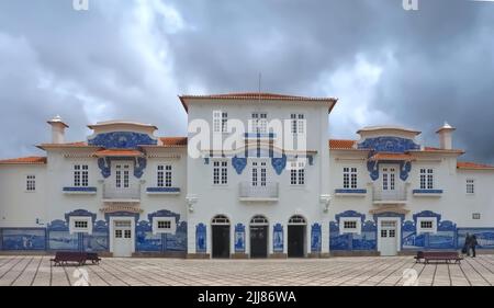 Schönes weißes Bahnhofsgebäude in Aveiro mit portugiesischen Fliesen oder Azulejos Stockfoto