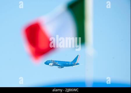 Rom, Italien. 24.. Juli 2022. Italien, Rom, Vatikan, 22/07/24. Ein ITA AIRWAYS-Flugzeug fährt am Flughafen Fiumucino in der Nähe der italienischen Flagge vorbei. UN aereo di ITA AIRWAYS passa vicino alla bandiera italiana, all'aeroporto di Fiumucino. Foto von Massimiliano MIGLIORATO/Catholic Press Bildnachweis: Independent Photo Agency/Alamy Live News Stockfoto