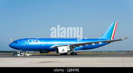 Rom, Italien. 24.. Juli 2022. Italien, Rom, Vatikan, 22/07/24. Das päpstliche Flugzeug fährt vom Flughafen Fiumicino zur Apostolischen Reise nach Kanada.L'aereo papale parte per il viaggio apostolico in Kanada, dall'aeroporto di Fiumicino. Foto von Massimiliano MIGLIORATO/Catholic Press Bildnachweis: Independent Photo Agency/Alamy Live News Stockfoto