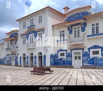 Schönes weißes Bahnhofsgebäude in Aveiro mit portugiesischen Fliesen oder Azulejos Stockfoto