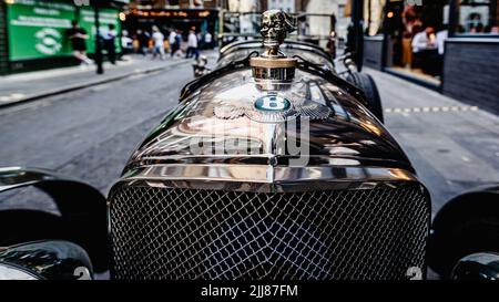 Ein restaurierter Bentley mit einem glänzenden Emblem in Londons Soho. Stockfoto