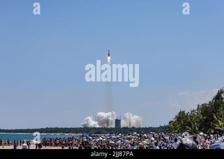 (220724) -- WENCHANG, 24. Juli 2022 (Xinhua) -- Eine lange Trägerrakete vom 5B Y3. März, die das Wentian-Labormodul trägt, explodiert vom Startgelände der Raumsonde Wenchang in der südchinesischen Provinz Hainan, 24. Juli 2022. Die Rakete wurde laut der China Manned Space Agency (CMSA) um 2:22 Uhr (Pekinger Zeit) vom Start-Standort der Wenchang-Raumsonde an der Küste der südlichen Inselprovinz Hainan abgesprengt. Etwa 495 Sekunden später trennte sich Wentian von der Rakete und betrat die geplante Umlaufbahn. Die Einführung sei ein voller Erfolg, erklärte die CMSA. (Xinhua/Zhang Liyun) Stockfoto