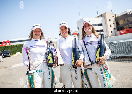 55 CHADWICK Jamie (gbr), Jenner Racing, Tatuus-Toyota FT-60, GARCIA Belen (SPA), MARTI Nerea (SPA), Quantfury W Series Team, Tatuus-Toyota FT-60, Portrait, Podium während der 5. Runde der 2022 W Serie, vom 22. Bis 24. Juli 2022 auf dem Circuit Paul Ricard, in Le Castellet, Frankreich - Foto: Germain Hazard /DPPI/LiveMedia Stockfoto