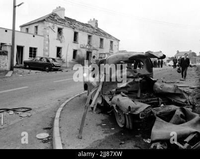 Aktenfoto vom 31/07/72 der Szene außerhalb der Beavpont Arms im Dorf Claudy im Co Londonderry am 31. Juli 1972, nachdem drei Autobomben explodierten und neun Menschen, darunter die Mutter von acht Rose McLaughlin, getötet hatten. Die Familie von Frau McLaughlin sagte, dass sie und die anderen Getöteten seit 50 Jahren vom Justizsystem „kontinuierlich gescheitert“ seien. Ausgabedatum: Sonntag, 24. Juli 2022. Stockfoto