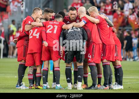 Toronto, Kanada. 23.. Juli 2022. Die Spieler des FC Toronto huddeln vor dem MLS-Spiel zwischen dem FC Toronto und dem FC Charlotte im BMO-Feld in Toronto. Das Spiel endete 4-0 für den FC Toronto. Kredit: SOPA Images Limited/Alamy Live Nachrichten Stockfoto