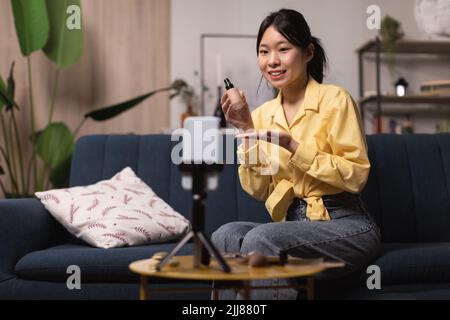 Japanische Schönheit Blogger Weiblich Make Make Make Make Make Make-Up Drehvideo Zu Hause Stockfoto