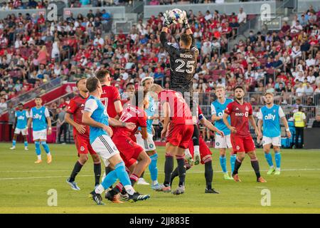 Toronto, Kanada. 23.. Juli 2022. Alex Bono (25) im Einsatz während des MLS-Spiels zwischen dem FC Toronto und dem FC Charlotte auf dem BMO-Feld in Toronto. Das Spiel endete 4-0 für den FC Toronto. Kredit: SOPA Images Limited/Alamy Live Nachrichten Stockfoto