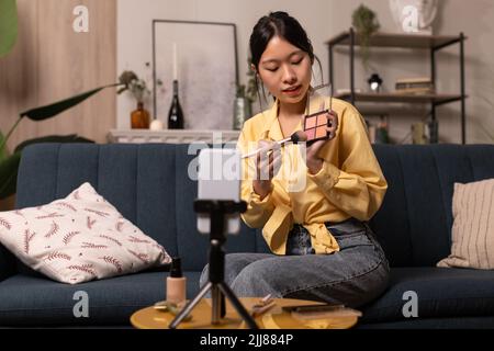 Japanische Bloggerin Frau Filmt Video Auf Dem Telefon Make Make-Up Indoor Stockfoto