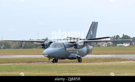 KAUNAS / LITAUEN - 10. August 2019: Litauische Luftwaffe Let L-410 UVP Turbolet, Tail-Nummer 02, Transportflugzeug bei 100 Jahren litauische Luftfahrt Stockfoto