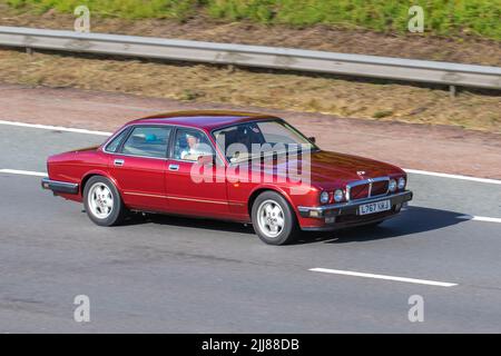 1994 90s Neunzigs Red JAGUAR XJ Gold 3239cc Benziner 4-Gang-Automatikgetriebe Stockfoto