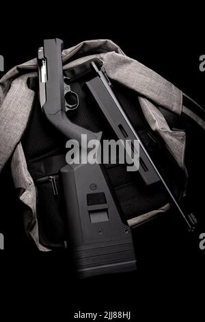 Sport Karabiner .22lr. Zusammenklappbares, modernes Kleinkalibergewehr .22lr auf dunklem Hintergrund. Stockfoto