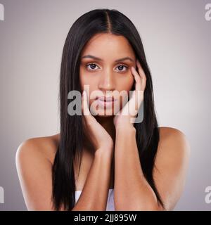 Fühlen Sie sich heute besonders zuversichtlich. Eine attraktive junge Frau posiert allein im Studio. Stockfoto