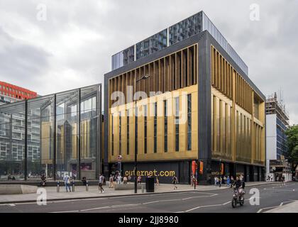 Der „Now Building“-Teil von Outernet, einem neuen Veranstaltungsort- und Medienkomplex an der Denmark Street im Londoner West End, England, Großbritannien. Stockfoto