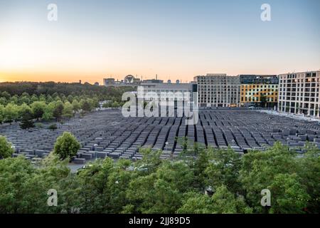 Blick von oben auf Holocaust-Denkmal, Denkmal für die ermordeten Juden Europas, Stelenfeld, Sonnenuntergang, Berlin-Mitte, Deutschland Stockfoto