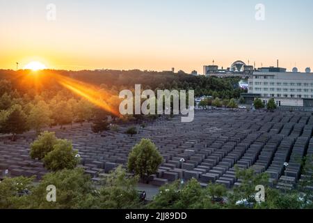 Blick von oben auf Holocaust-Denkmal, Denkmal für die ermordeten Juden Europas, Stelenfeld, Sonnenuntergang, Berlin-Mitte, Deutschland Stockfoto