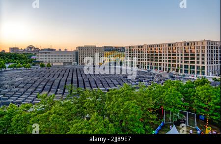 Blick von oben auf Holocaust-Denkmal, Denkmal für die ermordeten Juden Europas, Stelenfeld, Sonnenuntergang, Berlin-Mitte, Deutschland Stockfoto