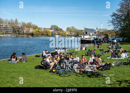 Frühling in Berlin, Liegewiese im Treptower Park am Spreeufer, Hausboote, Treptow , Berlin Stockfoto