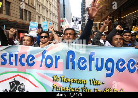 Sydney, Australien. 24.. Juli 2022. Die Refugee Action Coalition (RAC) protestierte, um permanente Visa für alle zu fordern, die Festnahme im Ausland zu beenden, kein Boot umzukehren und aus Indonesien umzusiedeln. Insbesondere die bangladeschischen und die Sri-lankischen Bürger nahmen an dem protestmarsch Teil. Kredit: Richard Milnes/Alamy Live Nachrichten Stockfoto