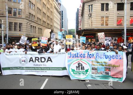 Sydney, Australien. 24.. Juli 2022. Die Refugee Action Coalition (RAC) protestierte, um permanente Visa für alle zu fordern, die Festnahme im Ausland zu beenden, kein Boot umzukehren und aus Indonesien umzusiedeln. Insbesondere die bangladeschischen und die Sri-lankischen Bürger nahmen an dem protestmarsch Teil. Kredit: Richard Milnes/Alamy Live Nachrichten Stockfoto