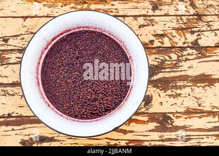 Eine Erdbeermarmelade machen. Erdbeeren in der Pfanne kochen. Texturfrucht, Erdbeergelee. Tun Sie es selbst verarbeiten, hausgemachte Speisen. Stockfoto