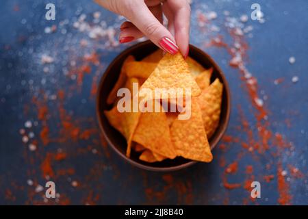 Tortilla Nacho Chips Rezept Hand hält knackig Stockfoto