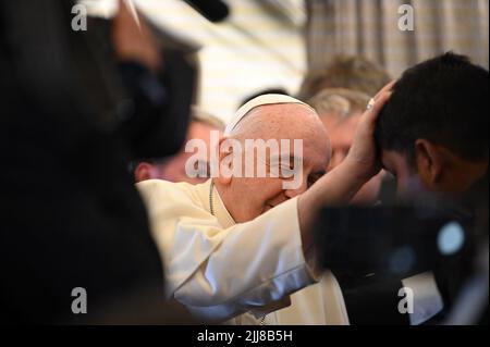 Auf dem Weg nach Edmonton, Kanada. 24.. Juli 2022. Papst Franziskus segnet einen Mitreisenden im Flugzeug. Der Papst macht sich auf eine schwierige Reise nach Kanada. Dort möchte er sich bei der indigenen Bevölkerung für jahrzehntelange Misshandlungen entschuldigen, nachdem Hunderte von Leichen in der Nähe ehemaliger Internate der katholischen Kirche entdeckt wurden. Quelle: dpa picture Alliance/Alamy Live News Stockfoto