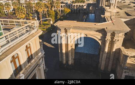 Luftdrohnenansicht des Hauptplatzes von Arequipa und der Kathedrale bei Sonnenuntergang. Arequipa, Peru. Stockfoto