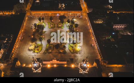 Luftdrohnenansicht des Hauptplatzes von Arequipa und der Kathedralkirche bei Nacht. Arequipa, Peru. Stockfoto